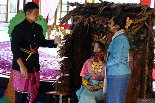 Pementasan sendratasik cerita rakyat Bhinneka Tunggal Ika