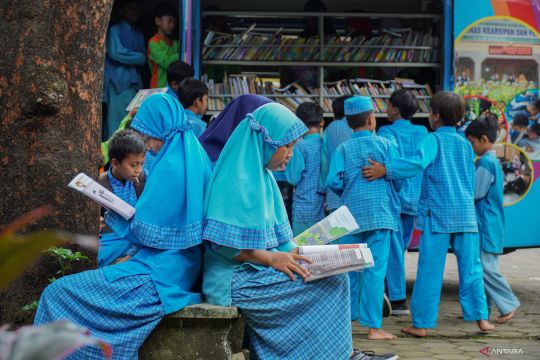 Program gerakan seribu penulis masuk sekolah di Lumajang
