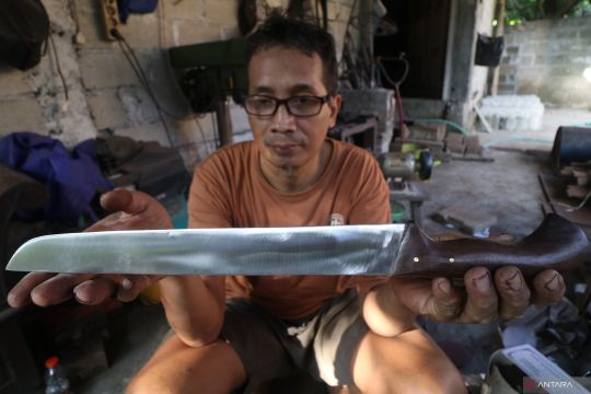Perajin pisau dari besi bekas