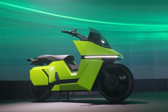 Omoway perkenalkan motor listrik otonomnya ke konsumen Indonesia