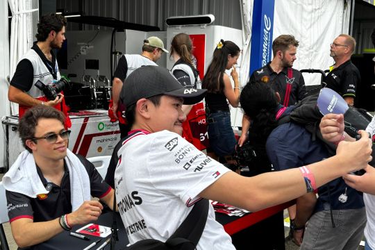 Penonton berebut tanda tangan Nyck de Vries hingga Jake Dennis