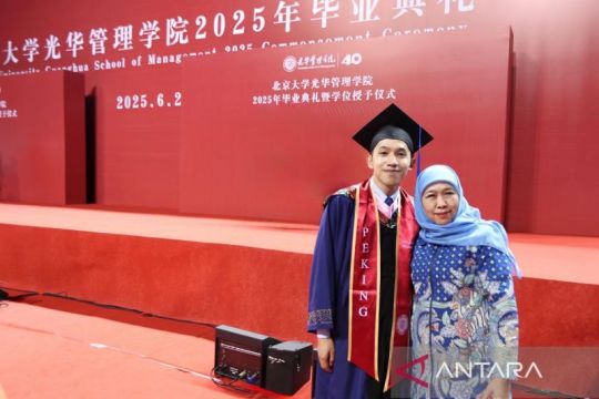 Khofifah jadi tamu kehormatan wisuda putranya di Peking University
