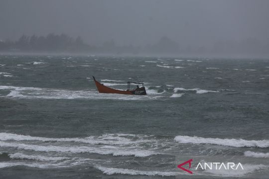 FOTO - Peringatan dini angın kencang dan gelombang tinggi