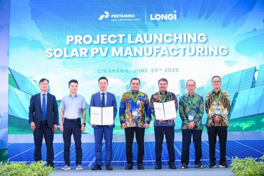Pertamina NRE dan LONGi luncurkan proyek manufaktur modul panel surya