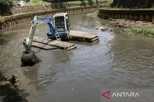 Jakpus keruk endapan lumpur di enam titik lokasi Sungai Ciliwung