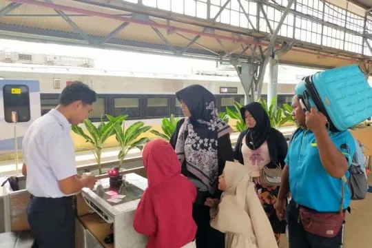 925 ribu orang gunakan kereta api selama libur Juli 2025
