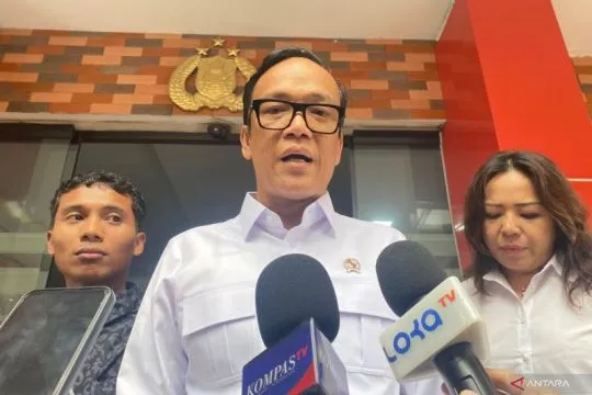 Wamenaker dampingi korban ijazah tertahan penuhi panggilan polisi