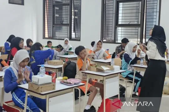 Pelajar Sekolah Rakyat di Kota Malang menjalani tes kesehatan