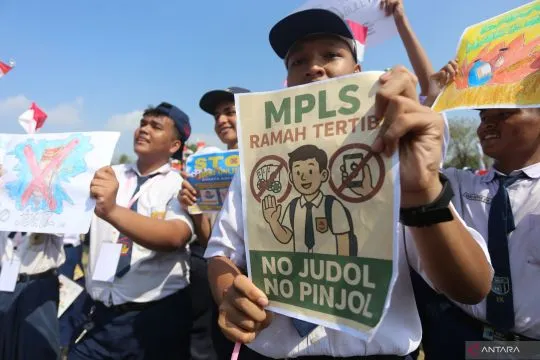 Ratusan siswa kampanyekan MPLS antijudol-pinjol dan perundungan