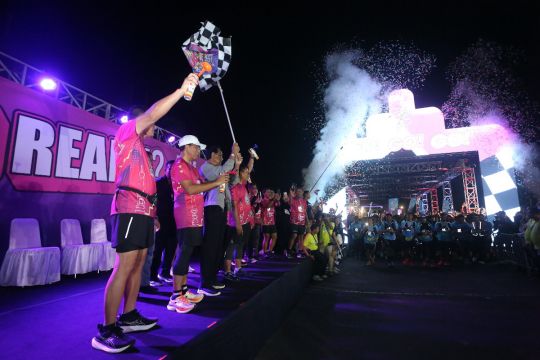 4.000 pelari ikuti ajang "KAI Bandara Glow Night Fun Run 2025"