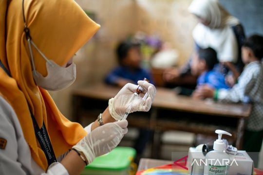 Cegah penyakit sejak dini, siswa SD di Solo jalani vaksinasi MR dan HPV
