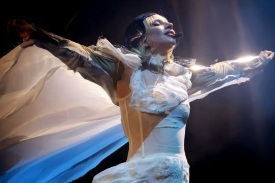 Lady Gaga jalan bareng kekasih di Malibu kenakan cincin tunangan mewah