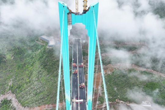 Jembatan tertinggi di dunia di Guizhou China jalani uji beban