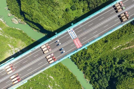 Jembatan tertinggi di dunia lolos uji krusial di China