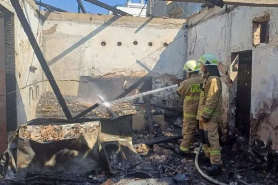 50 personel Gulkarmat Jaksel padamkan kebakaran warung makan Mampang
