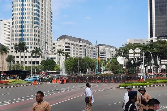 Jalan Merdeka Selatan arah Balai Kota Jakarta ditutup imbas demo