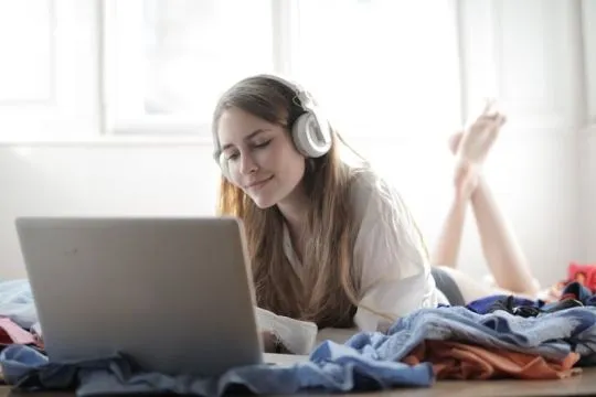 Kebanyakan pendengar memutar siniar sebelum tidur menurut survei