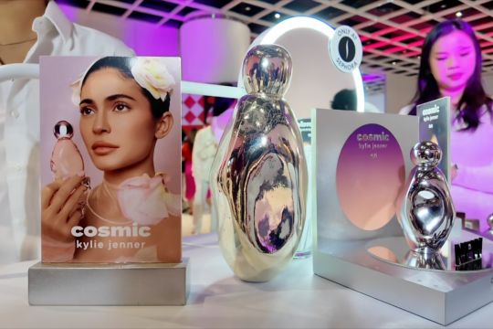 Makin dewasa, Kylie Jenner luncurkan parfum Cosmic 2.0