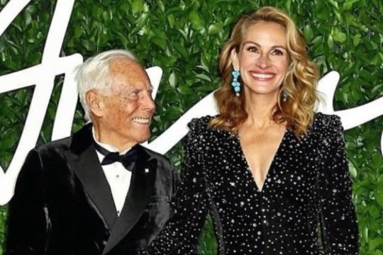 Busana rancangan Giorgio Armani dikenakan oleh para selebritas