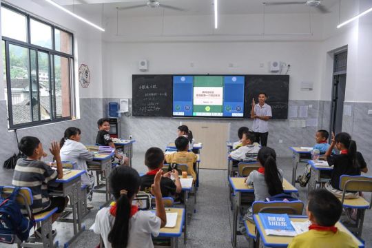 Ren dan feri pendidikan: 19 tahun jaga murid seberangi sungai Huayuan