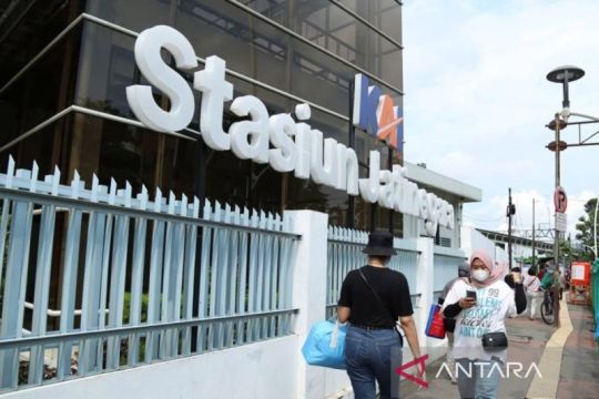 Ada TNI Fair, kereta jarak jauh berhenti di Stasiun Jatinegara
