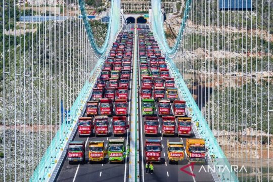 Jembatan tertinggi di dunia akan dibuka untuk lalu lintas di China