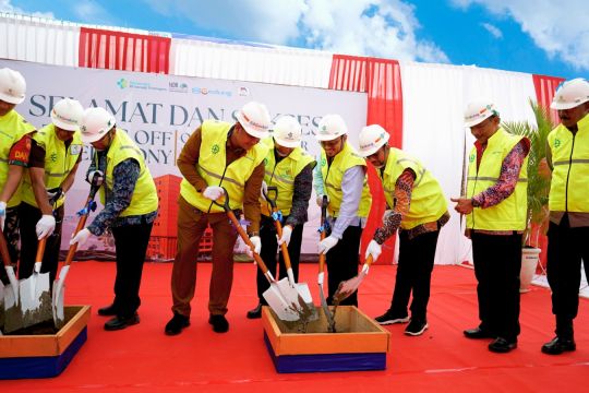 WEGE Selesaikan Pekerjaan Struktur Oncology Centre Building RSUP dr. Soeradji Tirtonegoro, Klaten dengan Prosesi Topping Off