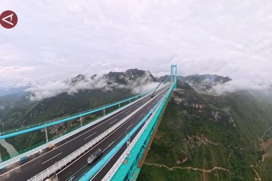 Jembatan tertinggi di dunia resmi dibuka di Guizhou, China barat daya