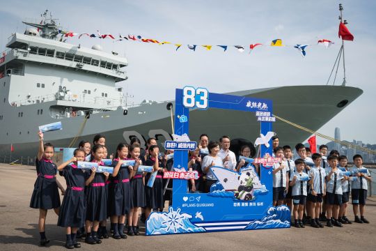 Kapal AL PLA China tiba di Hong Kong untuk acara kunjungan terbuka