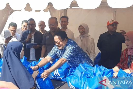 PAM Jaya bagikan 2.000 paket sembako di Jakut