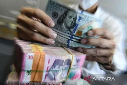 Rupiah pada Senin pagi menguat jadi Rp16.573 per dolar AS