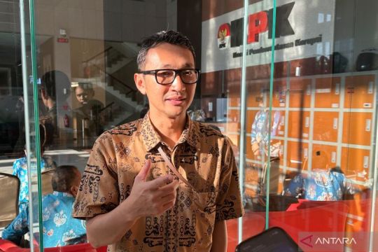KPK dalami aliran uang kasus mesin EDC saat periksa lima saksi