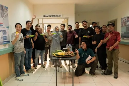 Dibintangi 4 pasangan suami istri,