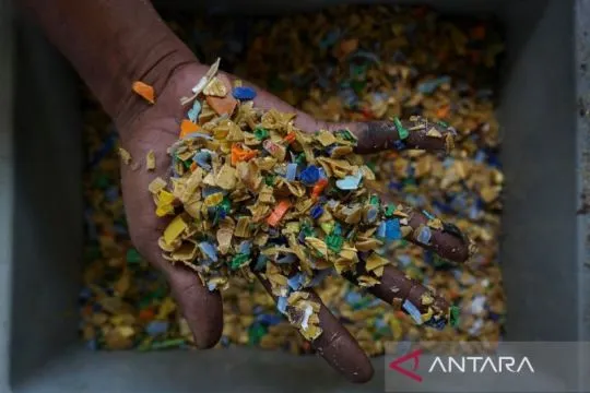 TP3SR Lakessi olah sampah plastik menjadi produk bernilai ekonomi