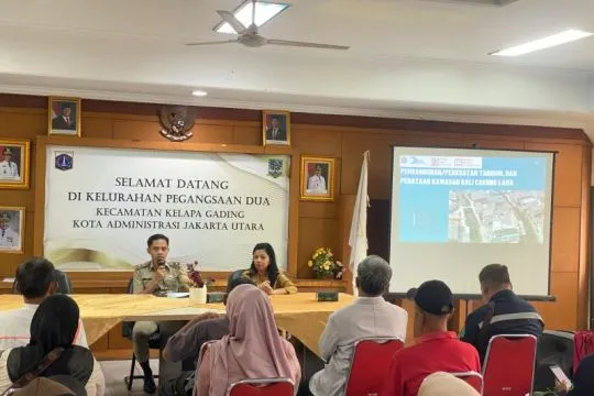 Antisipasi banjir, Pemkot Jakut bangun tanggul di Kali Cakung Lama