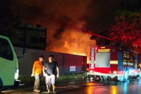 Gakkum KLH tinjau pencemaran akibat kebakaran gudang B3 di Karawang