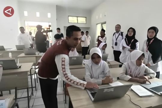 Siswa Sekolah Rakyat di Tangsel dapat laptop
