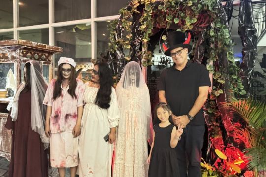 Menyantap makan malam sambil jelajahi wahana berhantu