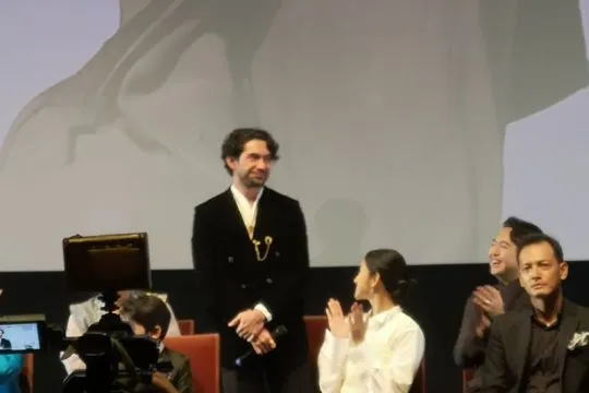 Reza Rahadian terlibat penuh dalam pengarahan film 