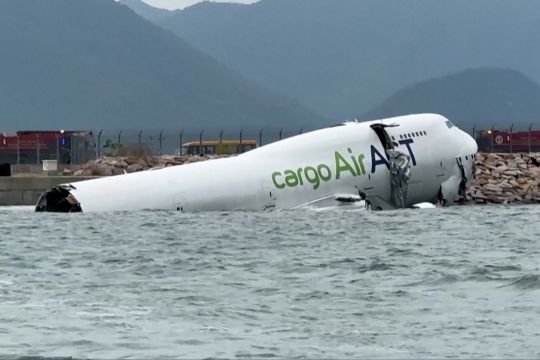 Pesawat kargo asal Dubai tergelincir di Hong Kong, 2 pekerja tewas
