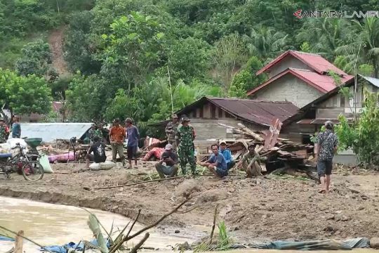 Bupati Lampung Barat tinjau lokasi banjir bandang