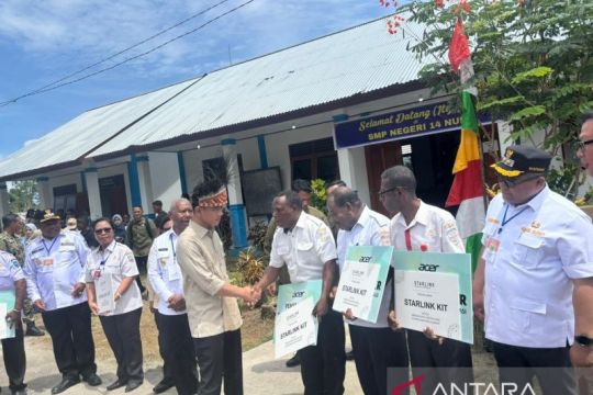 Gibran serahkan laptop, PC, Starlink untuk empat sekolah di Manokwari