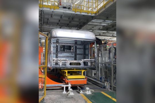 Comau Pererat Kolaborasi dengan Beijing Foton Daimler, Tingkatkan Proses Produksi Truk dengan Metode Mutakhir di Tiongkok