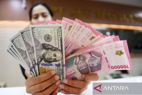 Rupiah melemah seiring pasar masih tunggu petunjuk data ekonomi AS