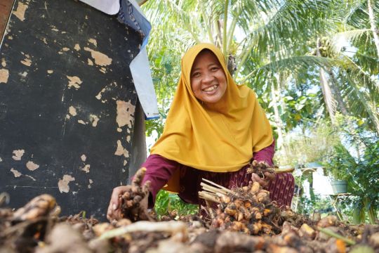 Tak berjubah, tapi berjuang: Ibu-ibu Mekaar, pahlawan ekonomi keluarga Indonesia
