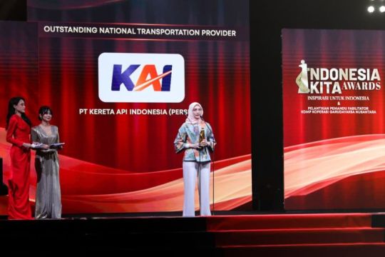 KAI Raih Penghargaan “Outstanding National Transportation Provider” dalam Indonesia Kita Awards 2025