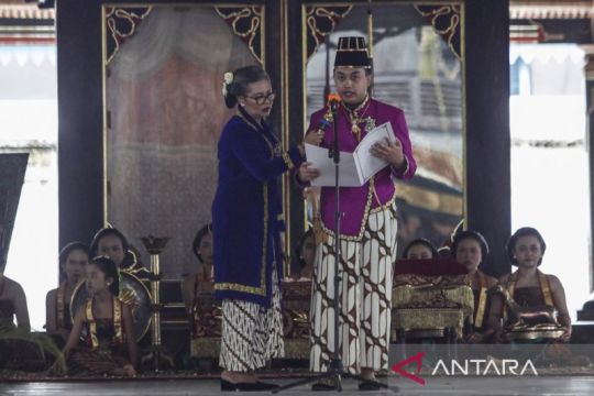 Gusti Purbaya dinobatkan sebagai Pakubowono XIV di Keraton Surakarta