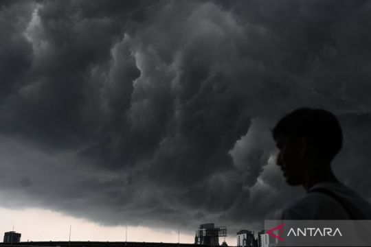 BMKG prakirakan sebagian Jakarta diselimuti awan tebal di Senin pagi