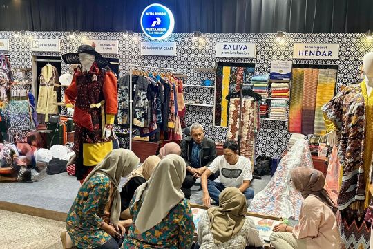 PGN hadirkan pelaku usaha binaan di Surabaya Fashion Parade 2025