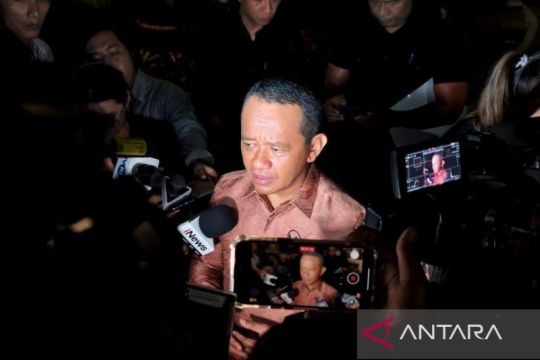 Bahlil lapor Prabowo soal PLTS tiap desa hingga transisi energi